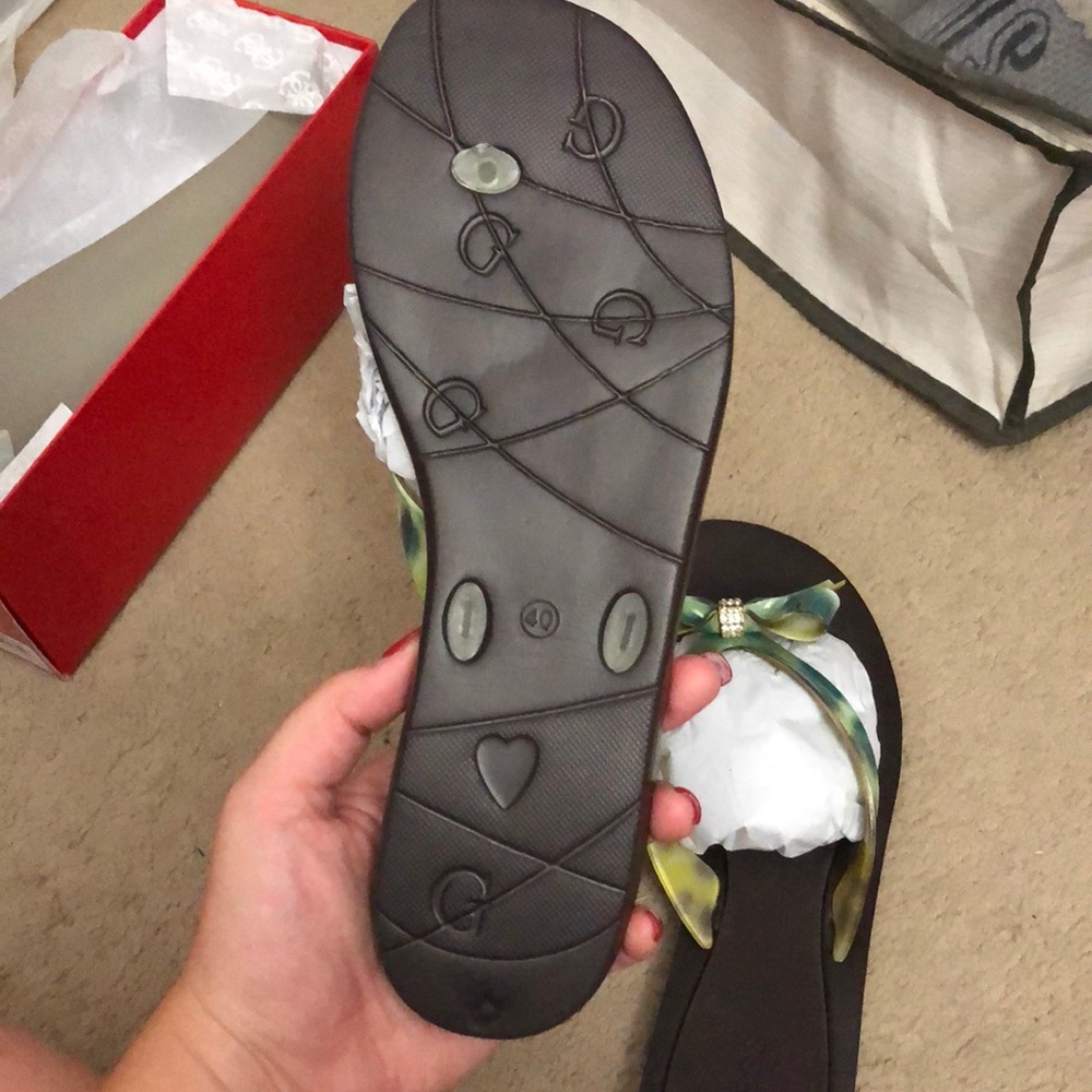 Guess flip flops - Picture 2 of 4